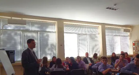 Преподавателят по история Николай Чакъров организира открития урок за възродителния процес в Дойче шуле.