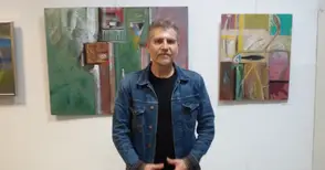 С цветни абстракции Живко Лазаров се сбогува със „своите петдесет“