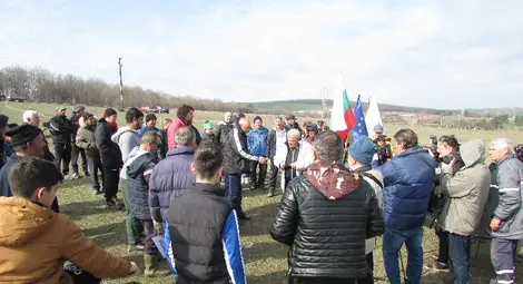 Кушии за Тодоров ден огласиха местността Бог баир край Ценово (галерия)