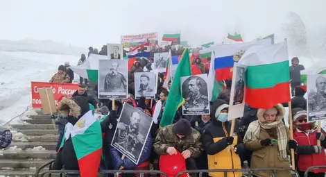 Активисти на "Възраждане" викаха "Оставка", "Русия" и "НАТО вън" по време на церемонията на Шипка