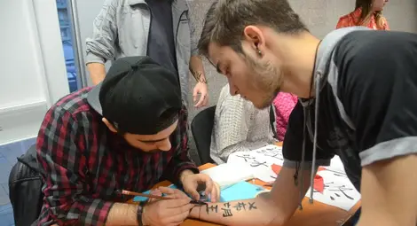 Студенти чакаха на опашка да им напишат имената с китайски йероглифи