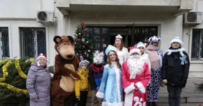 Руският Дядо Мраз и Снежната кралица  гостуваха на деца в консулството