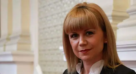 Ангелова: Бащите без брак трябва да декларират доходите си