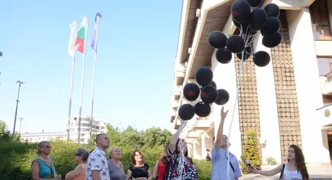 Черни балони като символ на загиналите във войната на пътя полетяха над Русе