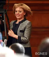 Мая Манолова остава зам.-председател на НС след 3 часа дебати