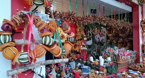 21.60 лева за порция сарми с мамалига и чаша греяно вино на най-бляскавия коледен базар в Букурещ