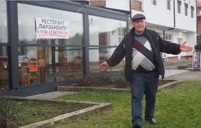 Ресторантьорът Петър Цонев, известен повече като Пешо Леса пред заведението, което нарече "Парламентът" - в него се влиза без сертификат. Снимка: razgrad24-7.com Ресторантьорът Петър Цонев, известен повече като Пешо Леса пред заведението, което нарече "Парламентът" - в него се влиза без сертификат. Снимка: razgrad24-7.com