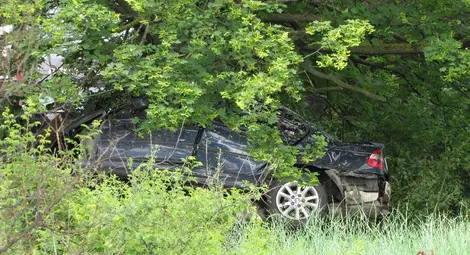 Млади мъж и жена загинаха след удар на БМВ в дърво