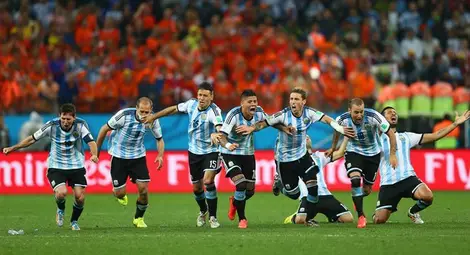 Аржентина излъга Холандия след дузпи и е на финал