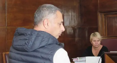 50-годишният Илиян Павлов бе доведен в съдебна зала с белезници от затвора в Белене, където е прехвърлен до началото на процеса срещу него.                                        Снимка: Русе медия