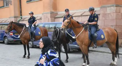 Шведската полиция избягала от тълпа агресивни мигранти Шведската полиция избягала от тълпа агресивни мигранти