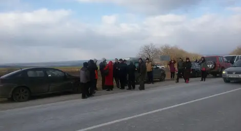 Близо 30 души от с. Хитрино се събраха на главния път Силистра- Шумен при разклона за с. Тимарево