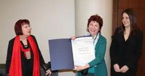 Юлия Гарбозанова и Стефан Петков с грамоти от Занаятчийска камара-Кобленц