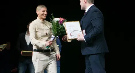 Севда Асенова получава наградата си за Спортист на годината от кмета Пенчо Милков.  Снимка: Архив &bdquo;Утро&ldquo;