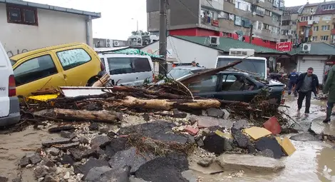 Трагедия: 12 жертви на наводненията във Варна и Добрич /обобщение, снимки/ Трагедия: 12 жертви на наводненията във Варна и Добрич /обобщение, снимки/