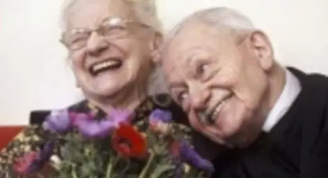 Баба и дядо стягат сватба в старчески дом