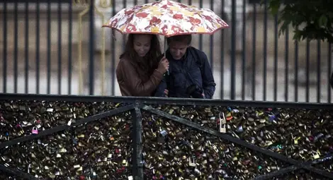 Свалиха катинарите от Моста на влюбените в Париж (видео)