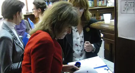 Теодора Ефтимова подписва договора.