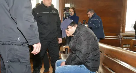 25 години строг затвор за ревнивеца, наръгал 10 пъти с нож съпругата си 25 години строг затвор за ревнивеца, наръгал 10 пъти с нож съпругата си