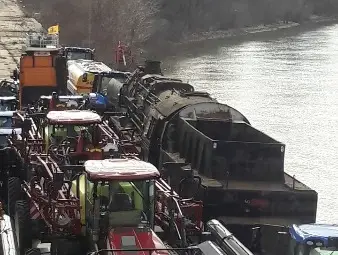 100-тонен парен локомотив от Третия райх пристигна от Виена в Русе по Дунав