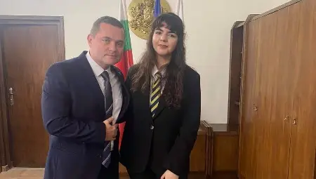 Дванадесетокласничка седна на стола на кмета