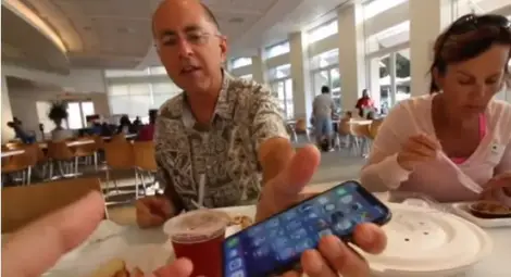 „Епъл” уволниха свой инженер, след като дъщеря му показала новия iPhone X „Епъл” уволниха свой инженер, след като дъщеря му показала новия iPhone X