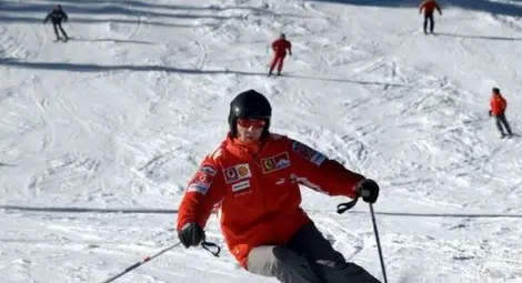 Фенове се молят за Шумахер пред болницата