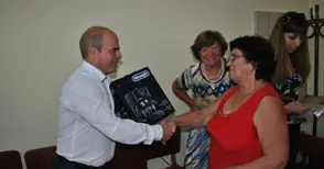 Три пенсионерски клуба с музикални уредби и кафе-машина от Стоилов