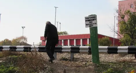 Никакви мантинели не могат да спрат рискуващи живота си хора