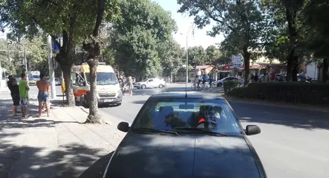 Кола събори майка и бебе в количка на пешеходна пътека Кола събори майка и бебе в количка на пешеходна пътека