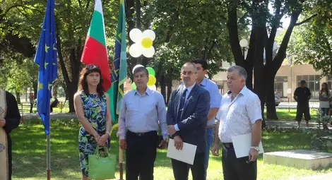 Откриха обновения парк в Две могили