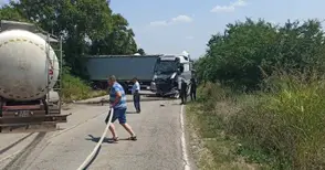 Цистерна удари челно тир при опит да заобиколи закъсал камион
