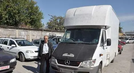 Конфискуван бус заради 40 бутилки манастирски коняк става катафалка