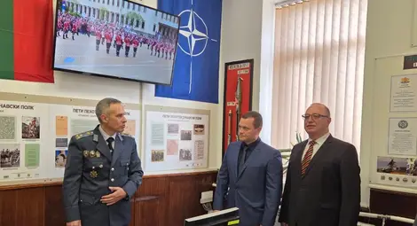 Полк. Васил Петров на откриването на новата зала във Военното окръжие: Историята не е научно занимание, а учител и извън тази си роля губи своята функция Полк. Васил Петров на откриването на новата зала във Военното окръжие: Историята не е научно занимание, а учител и извън тази си роля губи своята функция