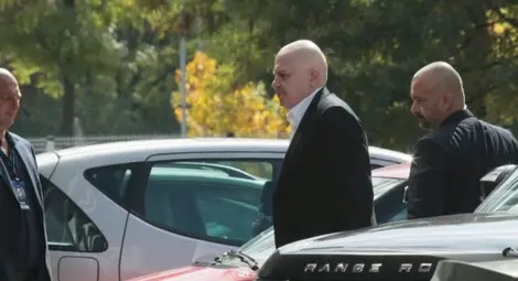 Пътят на Слави Трифонов - от шоуто до депутатско място