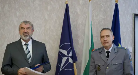 Началникът на Военното окръжие в Русе полковник Васил Петров&nbsp;  бе удостоен с плакет от областния управител Драгомир Драганов&nbsp;