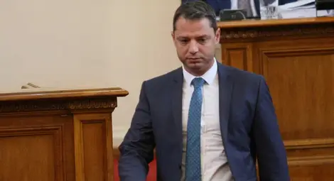 Парламентът не пусна Делян Добрев да си ходи