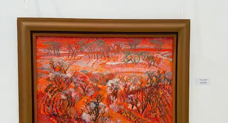 Стефан Кацаров с плакет от името на кмета на Русе Пенчо Милков за приноса му в развитието на Русенската живописна школа