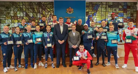 Русенски евромедалисти в бокса с грамоти от министър Глушков