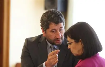 Разследват политици за необясними 10 000 лева