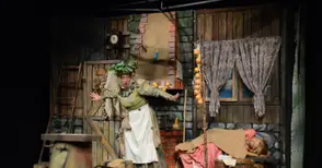 3-метров дракон пее в театралната премиера за деца „Златното сърце“