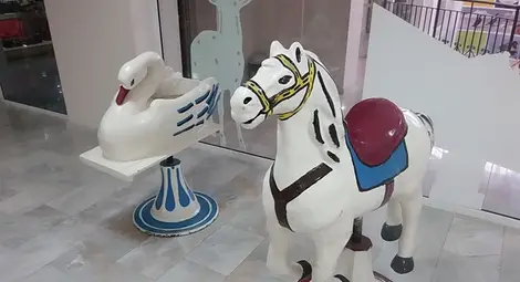 Кон и лебед от детски фризьорски салон станаха експонати в музея