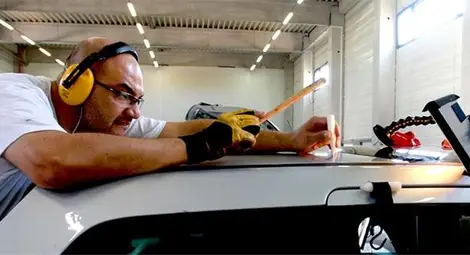 Чужденци оправят щетите по колите от градушката 5 пъти по-бързо Чужденци оправят щетите по колите от градушката 5 пъти по-бързо