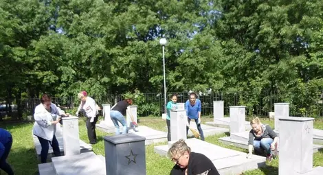 Почистиха паметниците в руското военно гробище за Девети май