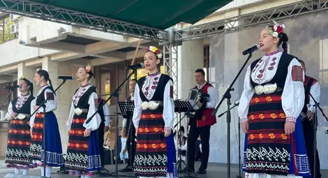 Пенка Димова спечели голямата награда на Великденското хоро в Русе, 2-годишната Рафаела беше най-малката участничка в надпреварата за яйце борец Пенка Димова спечели голямата награда на Великденското хоро в Русе, 2-годишната Рафаела беше най-малката участничка в надпреварата за яйце борец