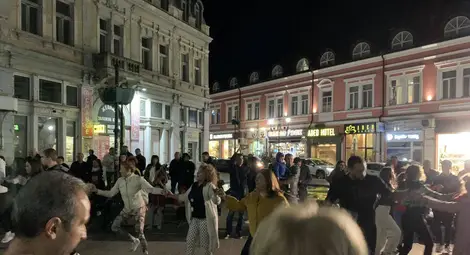 Десетки русенци се включиха в атрактивен флашмоб Десетки русенци се включиха в атрактивен флашмоб