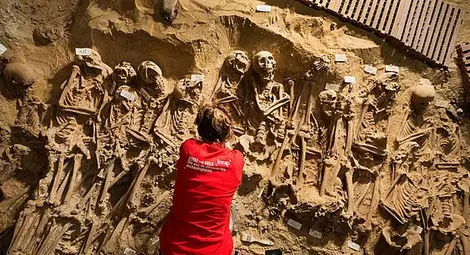 Откриха над 300 трупа в парижки супермаркет