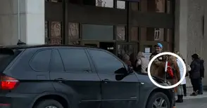 ВМРО: Що за наглост е да си паркираш  скъпата кола на плочките пред общината