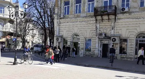 По разпореждане на Съюза на фармацевтите в Русе от вчера клиентите влизат в аптеките по един, а останалите чакат пред вратата. Мярката е наложена за предотвратяване разпространението на коронавируса, ако някой от клиентите е негов носител. Купуват се предимно витамини С, D, медикаменти с цинк за засилване на имунната система и материали за дезинфекция. Снимка: &bdquo;Утро&ldquo;