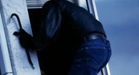 Двама ограбиха посред нощ възрастна жена в дома й